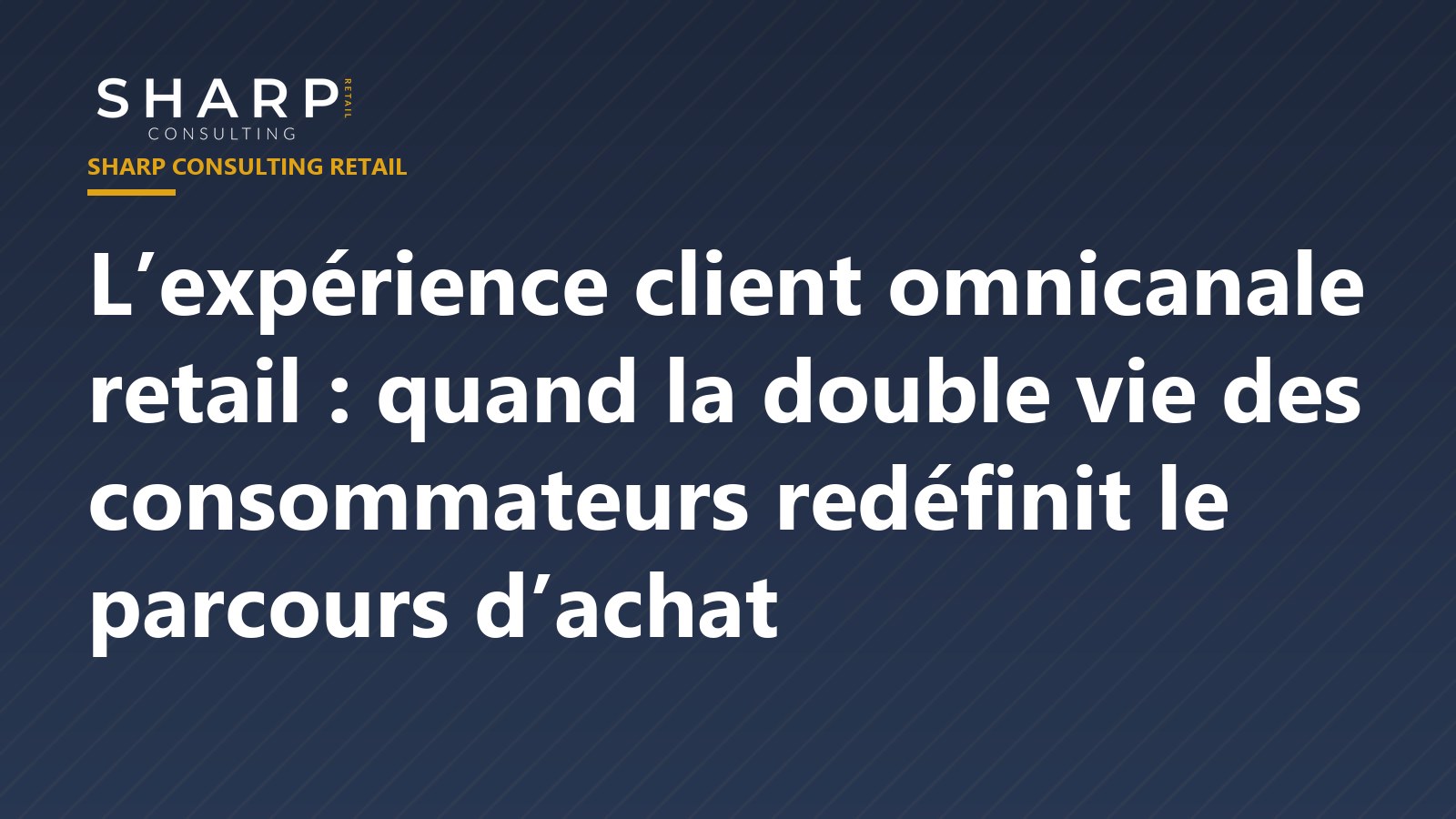 Client utilisant son smartphone en magasin, illustrant l'expérience omnicanale moderne.