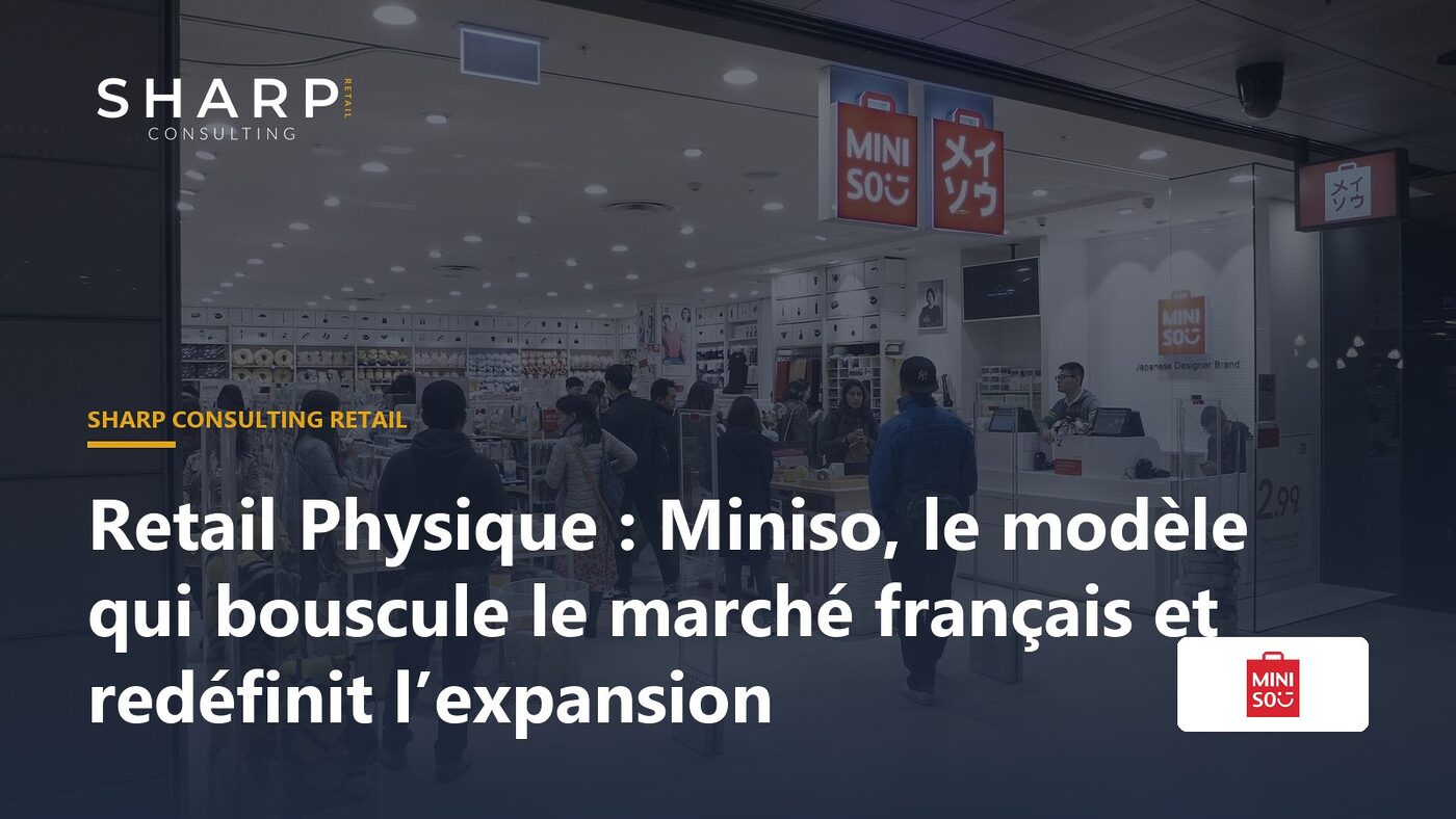 Magasin de détail moderne et coloré, clients explorant des gadgets et jouets.